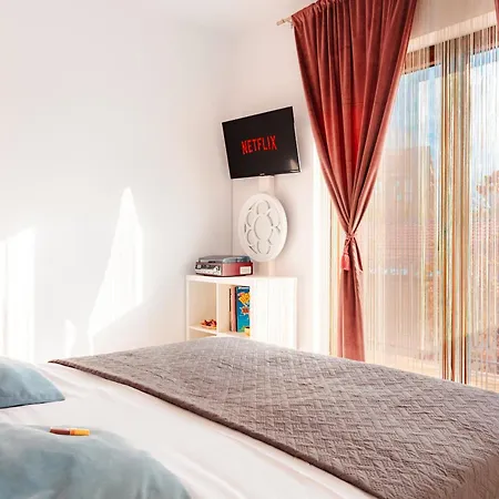 Downtown Boutique - Blue & Pink * Bucharest