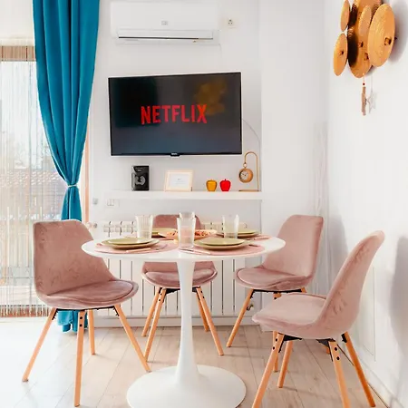 Downtown Boutique - Blue & Pink Apartment Bucharest